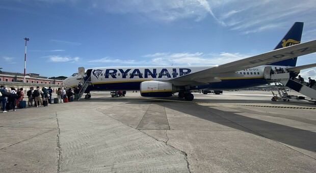 Un Boeing 733 della Ryanair in partenza da Capodichino