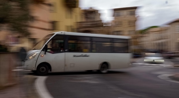 Uno scuolabus per le strade di Perugia