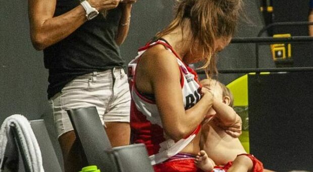 Cestista argentina allatta a bordo campo, la foto fa il giro del mondo: «Essere mamme non impedisce di essere atlete»