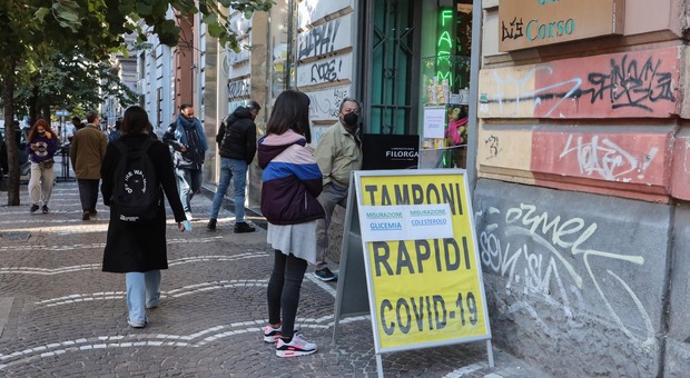 Covid in Campania, oggi 279 positivi e tre morti: l'indice di contagio scende all'1,24% ma aumentano i ricoveri