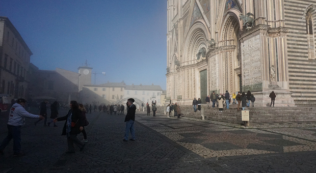 Allarme in piazza Duomo a Orvieto. Evacuazione per valigia sospetta ma dentro ci sono paramenti sacri