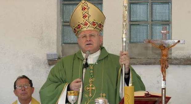 Il vescovo Giuseppe Zenti (archivio)