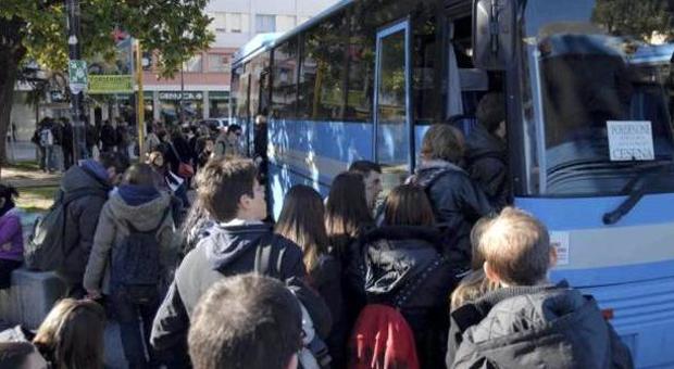 Scorda l’abbonamento del bus: 14enne multato e lasciato in strada al buio