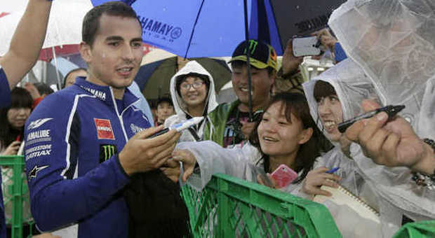 Il campione del mondo Lorenzo fa autografi ai tifosi giapponesi sotto la pioggia