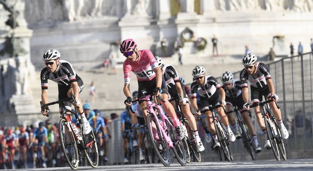 Giro d'Italia, troppe buche a Roma: corsa neutralizzata dopo le proteste