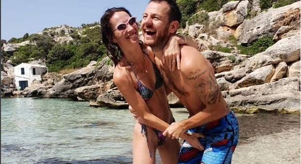 Alessandro Cattelan, scherzi in acqua con la moglie « lo tengo per le p**le»