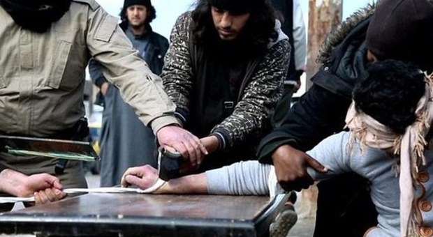 Isis, brutalità senza fine: jihadisti tagliano la mano a un ragazzo accusato di furto