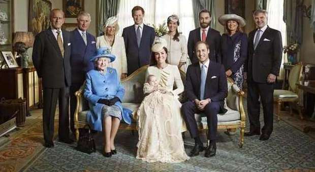 Gb, la regina Elisabetta in posa con tre eredi al trono: foto storica per il battesimo di George
