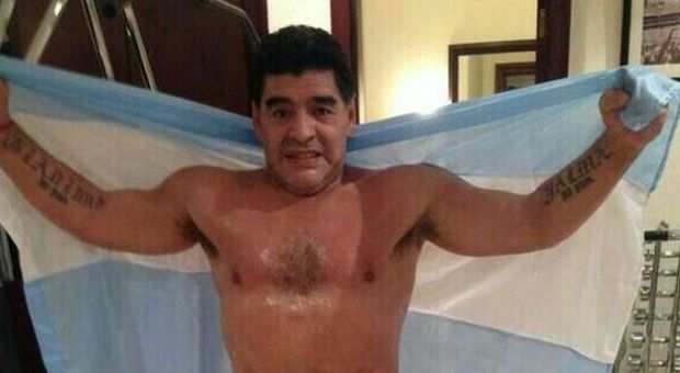 Maradona torna in forma e mostra a tutti gli addominali scolpiti