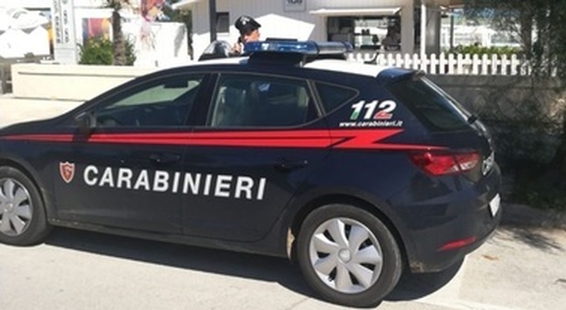 Minaccia il vicino e tenta di aggredirlo a colpi di accetta, 45enne arrestato dai carabinieri