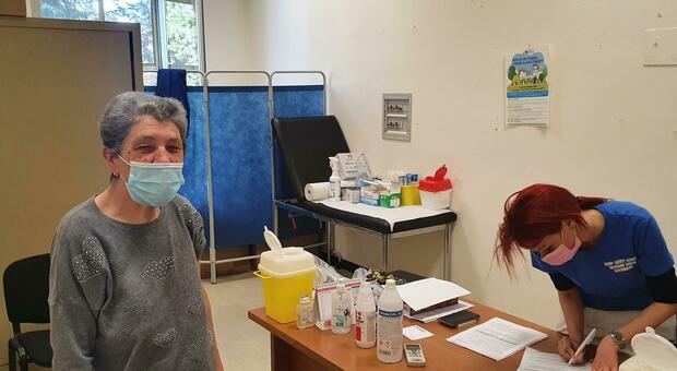 La signora Lea Angela Bettinelli prima vaccinata al centro di medicina integrata Adria salus