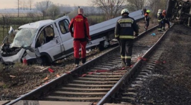 Ungheria, treno deraglia dopo scontro con camion: almeno sette morti
