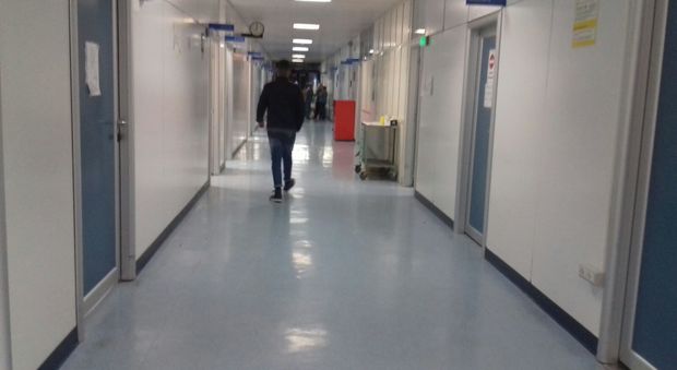 Ospedale di Pozzuoli, 27 ricoveri in più rispetto ai posti letto, no barelle