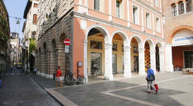Negozi via dal centro di Treviso: «Abbassare gli affitti, si arriva a 30mila euro al mese»