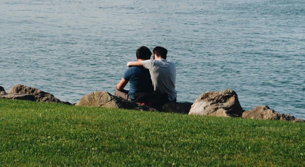 I genitori non accettano la relazione gay del figlio: botte e sequestro. Spedito dai parenti sul Mar Nero (Photo by Madalena Veloso on Unsplash)