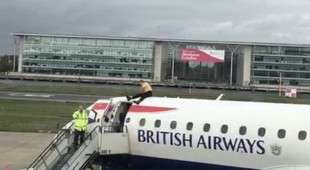 Terrore in pista: uomo sale sul tetto dell'aereo già pronto al decollo