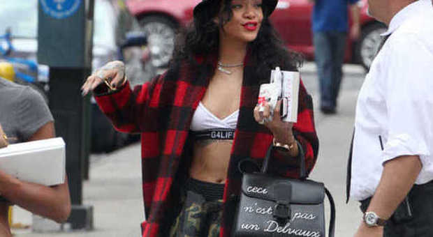 Rihanna, passeggiata a NY con accusa:"Sei la causa della separazione fra Beyonce e Jay Z"
