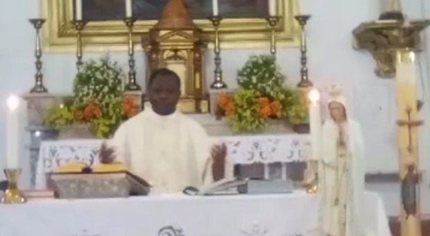 Il parroco di Santa Maria Assunta don Delphin Nkumu