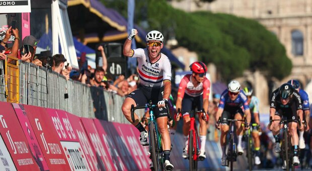 Giro d'Italia, Cavendish vince l'ultima tappa in volata a Roma. Trionfa Roglic in rosa