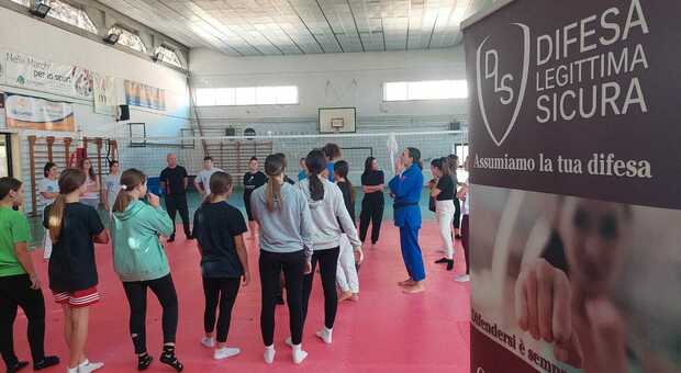 Difesa legittima sicura, a Senigallia le lezioni dell'olimpionica Lucia Morico a 30 ragazze