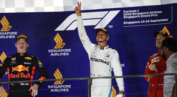 Lewis Hamilton festeggia la vittoria sul podio di Singapore
