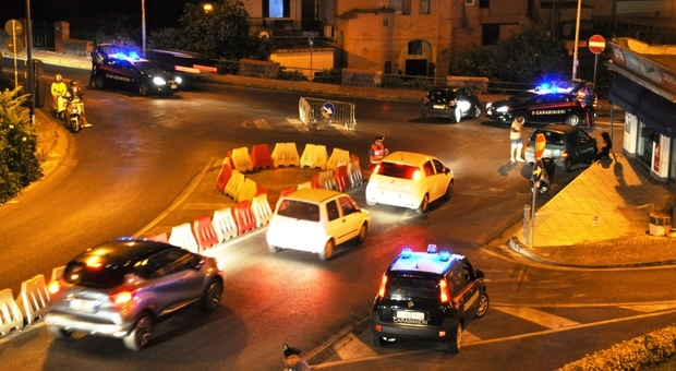 Ruba borsa e borsone dall'auto nel parcheggio del supermarket: arrestato