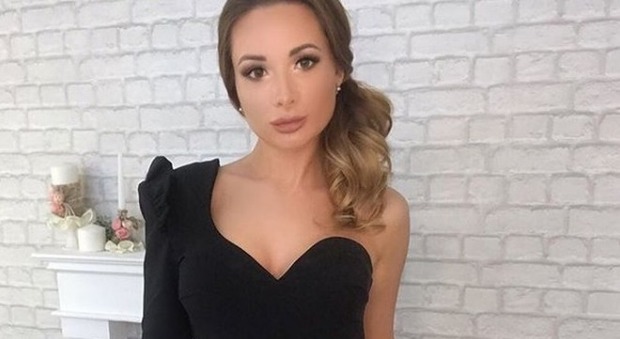 Influencer di Instagram trovata morta in una valigia a Mosca: addosso solo una giarrettiera