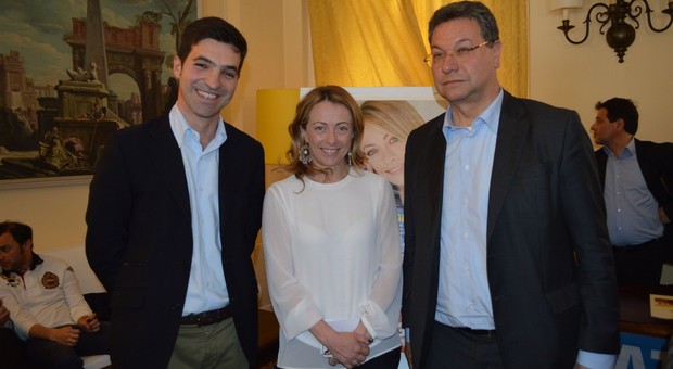 da sinistra il deputato Francesco Acquaroli con Giorgia Meloni e il coordinatore regionale Fdi, Carlo Ciccioli