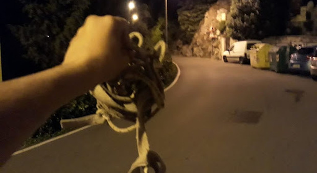 La trappola: corda tesa sulla strada, ragazza in scooter ferita gravemente, caccia a quattro minorenni