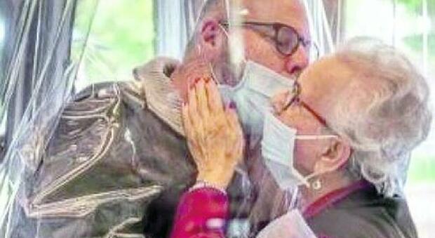Infermieri no vax a Roma: infettati 27 anziani in una casa di riposo ma il titolare: «Non saranno licenziati»