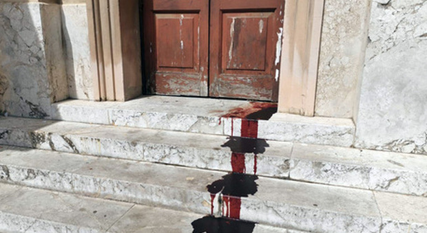 Clochard uccisa a coltellate sugli scalini della chiesa: fermato un 70enne