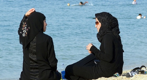 Monfalcone. «Basta musulmani vestiti sulla spiaggia e in acqua, si adeguino ai nostri costumi». La sindaca dichiara guerra al burqini