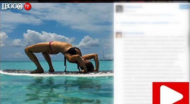 Elisabetta Canalis, sexy yoga in bikini sul surf