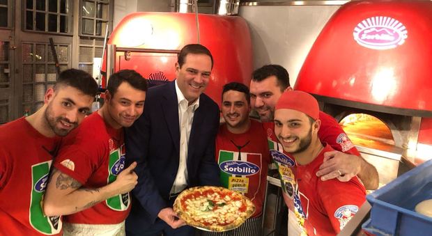 Chuck Robbins, il numero uno al mondo di Cisco, si gusta la pizza napoletana da Sorbillo