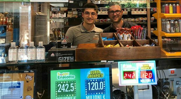 Il tabaccaio Menghini: «Superenalotto, Lotto e grattini: da noi vinti 78mila euro in pochi giorni ma bisogna giocare con prudenza»