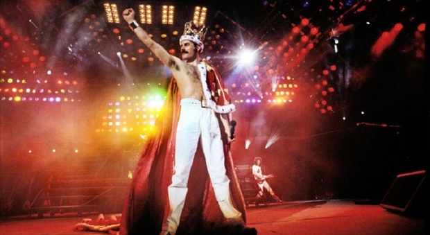 Freddie Mercury, la collezione privata va all'asta: tra gli oggetti il celebre mantello rosso e la corona di God Save The Queen