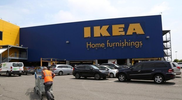 Ikea, dipendenti sostituivano etichette per fare sconti ai familiari: 10 licenziati