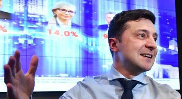 Ucraina, il comico Zelensky primo con il 30,4%, lite sul secondo posto: ballottaggio a Pasqua
