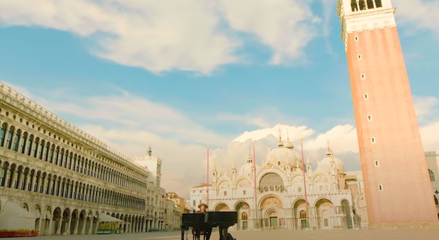 Venezia, Zucchero suona in una Piazza San Marco deserta la sua nuova canzone