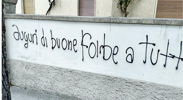 Sfregio vandalico davanti al Comune di Porto San Giorgio. Il sindaco: «Scritte offensive contro i martiri delle Foibe»