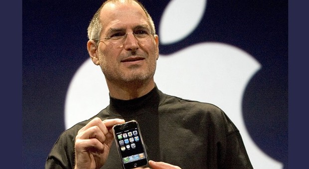 "Steve Jobs odiava un dipendente Microsoft": l'incredibile storia di come è nato l'iPhone