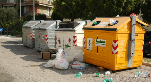 Ancona, le fototrappole incastrano i pendolari dei rifiuti: multati 71 furbetti