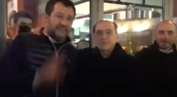 Berlusconi e Salvini insieme nella pizzeria di Briatore dopo Milan-Udinese. E il Cav torna grande intrattenitore.