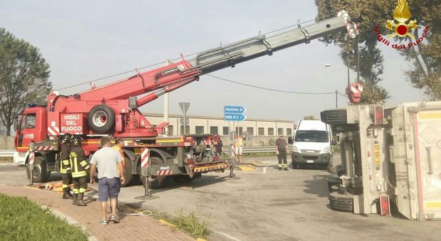 Si rovescia camion rimorchio pieno di barbabietole, pompieri ai lavoro