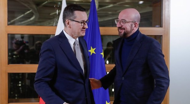 Mateusz Morawiecki, a sinistra, con il presidente del Consiglio Europeo Charles Michel