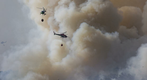 Gli elicotteri sganciano acqua sugli incendi (Foto Paolo Giovannini)