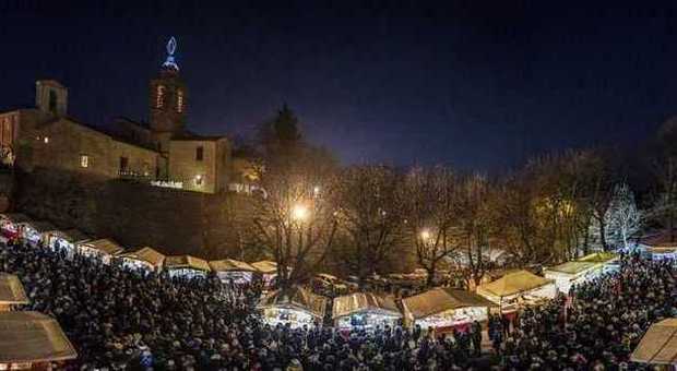 Pesaro, scoppia la Candelara mania in migliaia da tutta Italia nel borgo per il mercatino delle candele