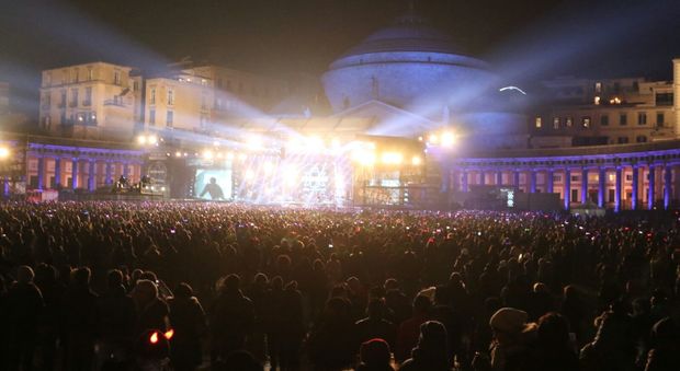 Napoli, concertone e balli con i big In piazza 500mila | Foto e video