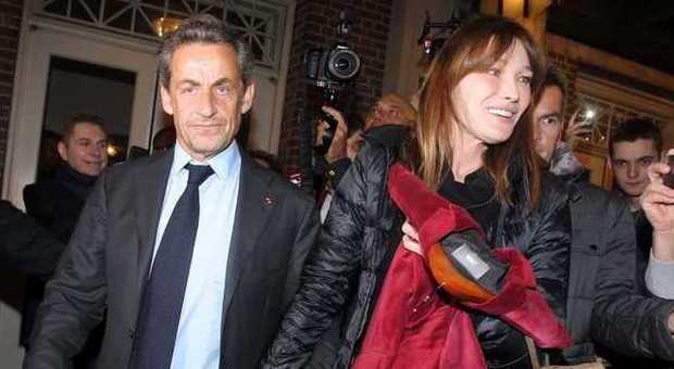 Sarkozy in prima fila per assistere al concerto della moglie Carla Bruni