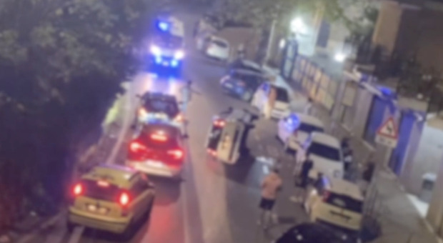 Incidente a Napoli, auto si ribalta a via Jannelli: uomo in ospedale